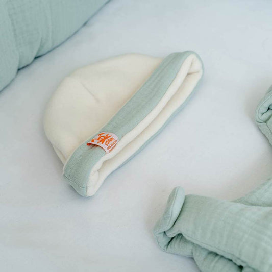 Pasgeboren muts van biologisch katoen wit en groen