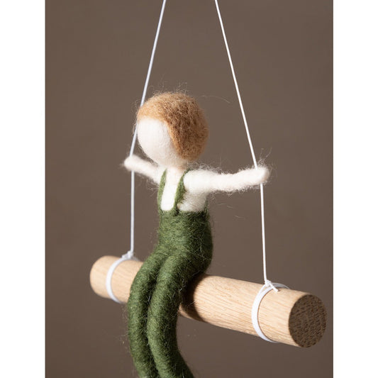 Viggo Wanddecoratie – Handgemaakte vilten figuur op schommel
