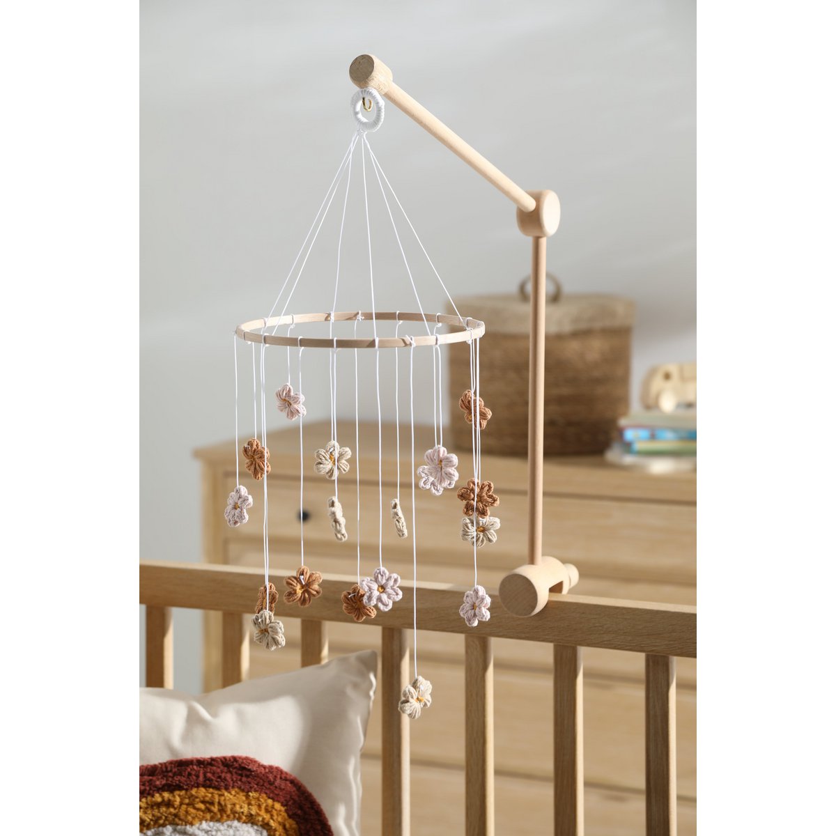Babymobiel met gehaakte bloemen – zacht & rustgevend