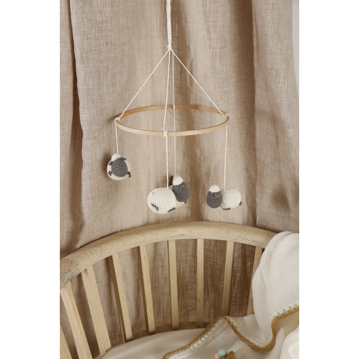 Handgemaakte mobiel Amigurumi schaapjes – zacht & rustgevend