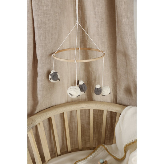 Handgemaakte mobiel – Amigurumi schaapjes