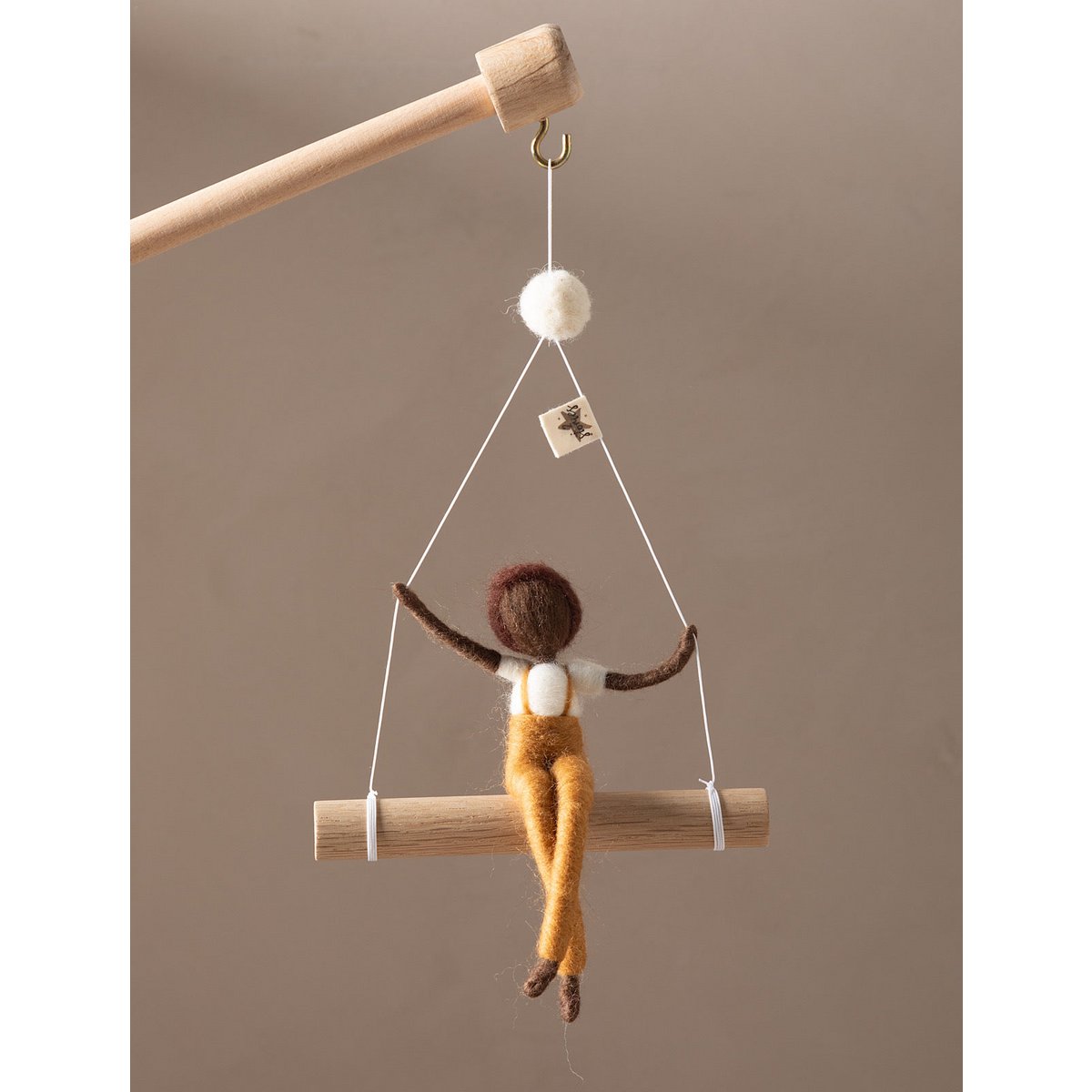 Babyslinger Wanddecoratie – Handgemaakt vilten figuurtje (abrikoos)