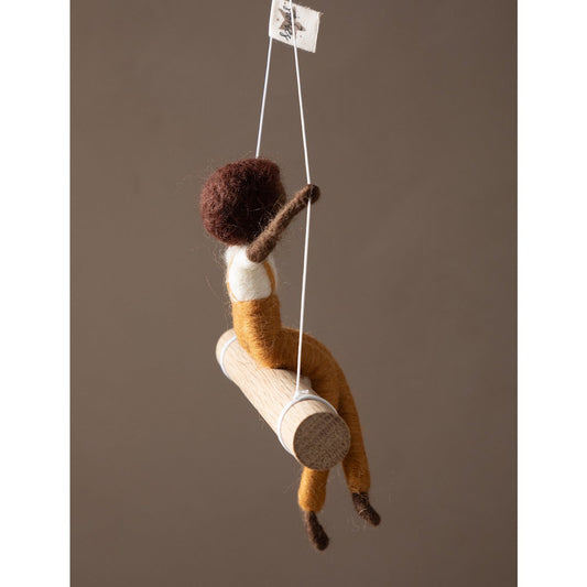 Babyslinger Wanddecoratie – Handgemaakt vilten figuurtje (abrikoos)