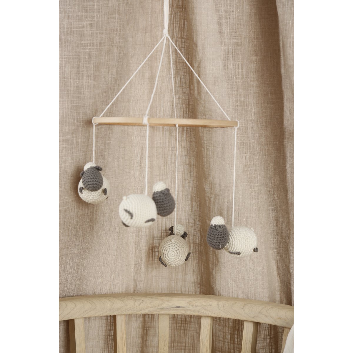 Handgemaakte mobiel Amigurumi schaapjes – zacht & rustgevend